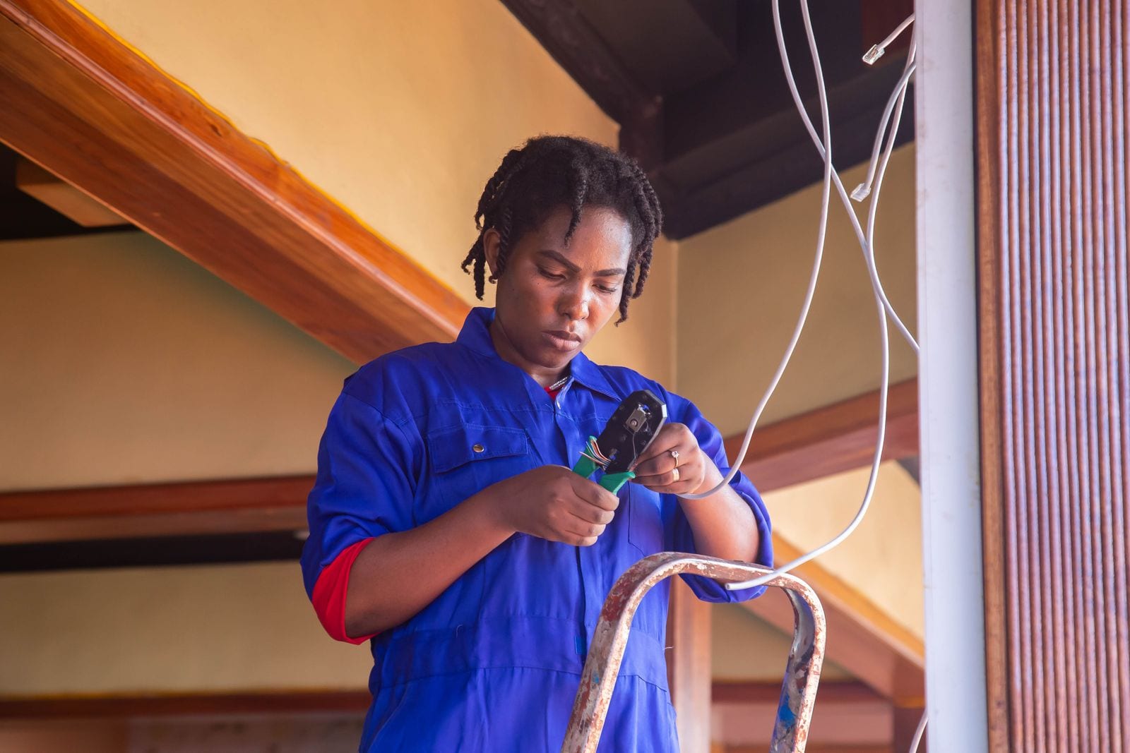 Clamp meter test on a live AC supply