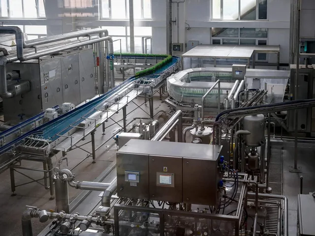 Automated beverage bottling line